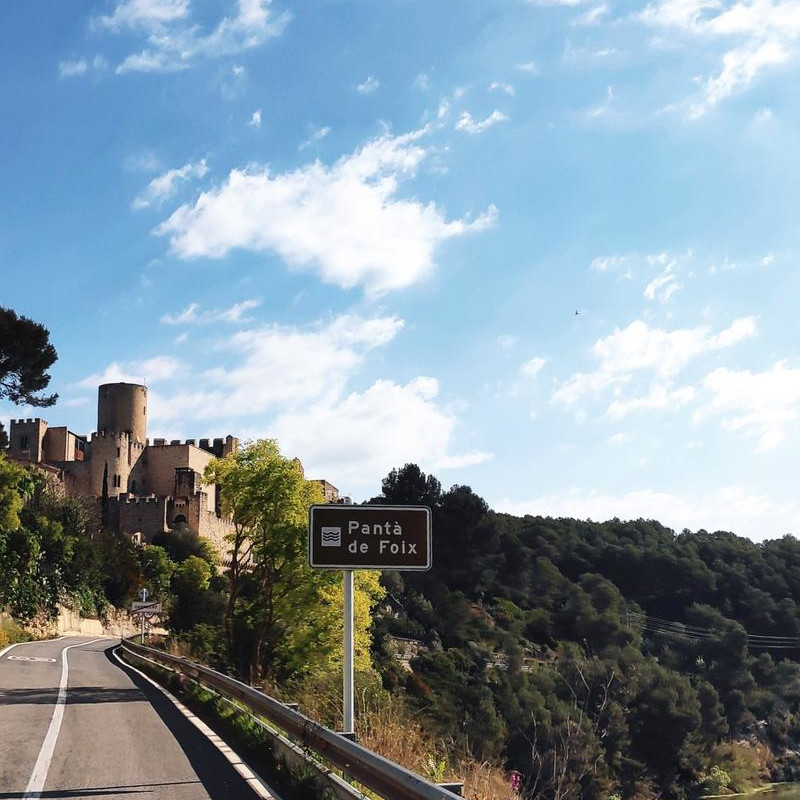 Imatge referent al Castellet, part d'aquesta volta al pantà del foix en btt