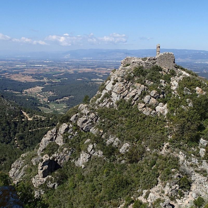Imatge referent al Castell del Montmell, part de la ruta coneguda com TRENKAKAMES, situada al Baix Penedès