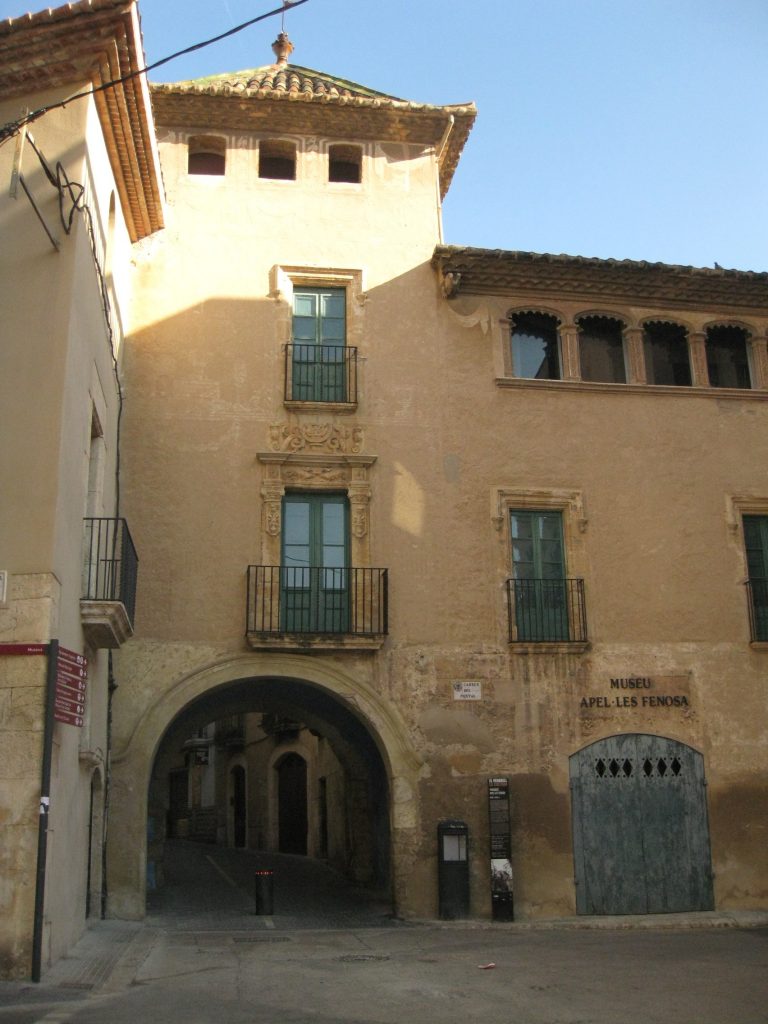 Imatge del portal i la casa del Pardo, el Vendrell