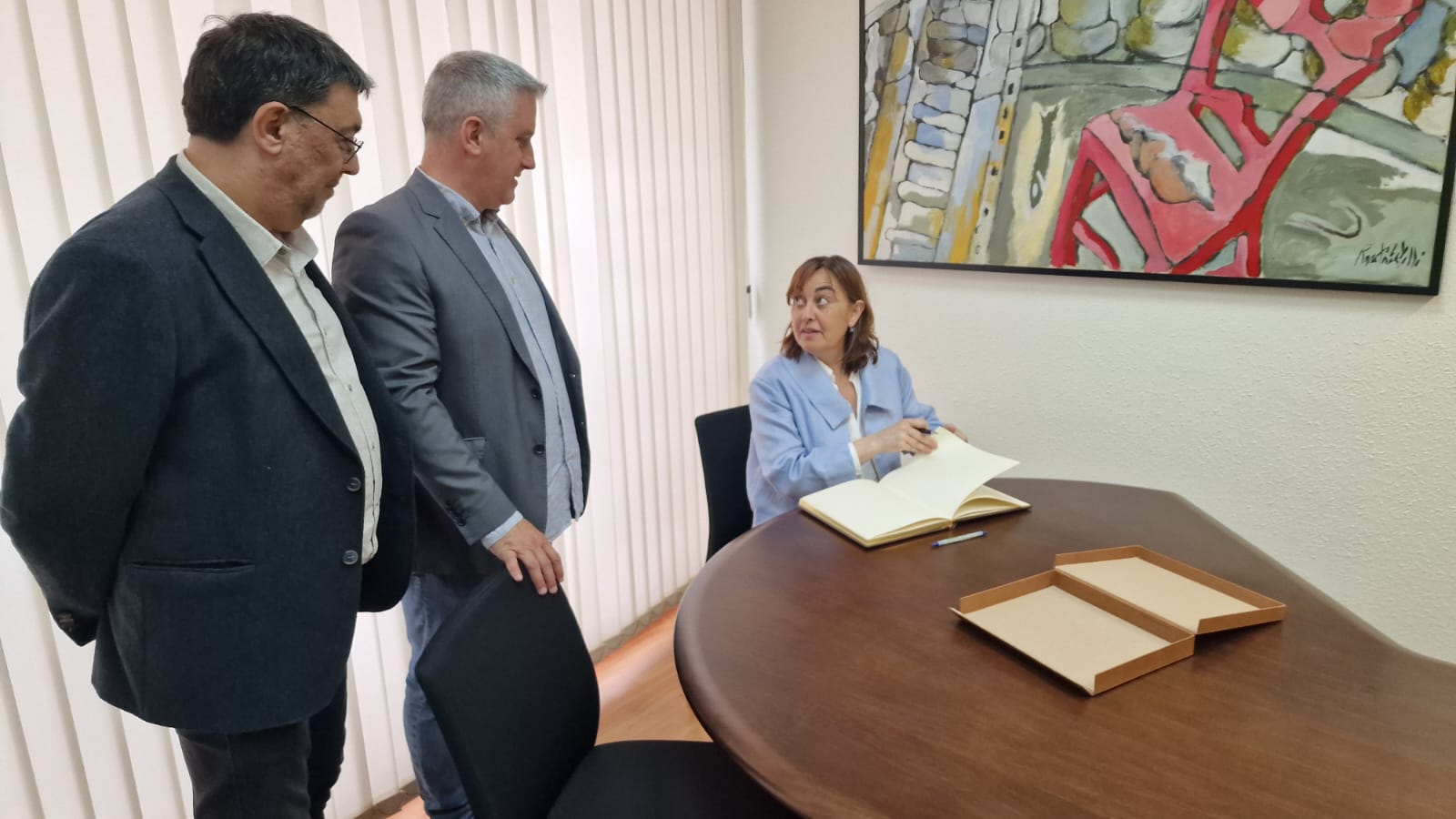 Firma al llibre d'honor del consell comarcal