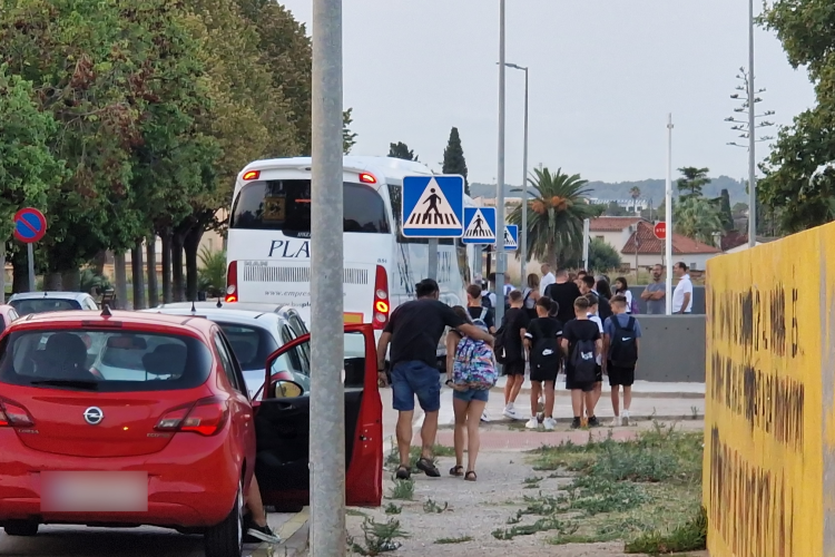 alumnes pujant al bus escolar