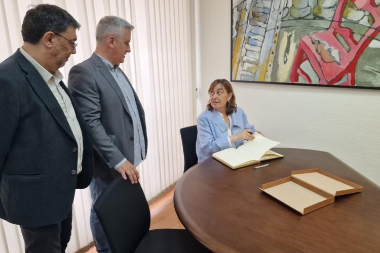Firma al llibre d'honor del consell comarcal