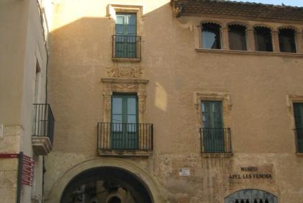 Imatge del portal i la casa del Pardo, el Vendrell